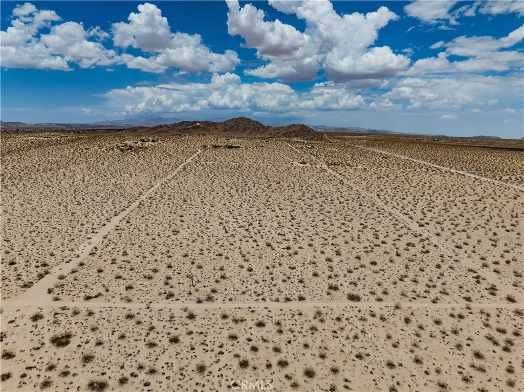 63840 Desert Lilly Road Joshua Tree, CA 92252 - Photo 4 of 34 a view of a pathway
