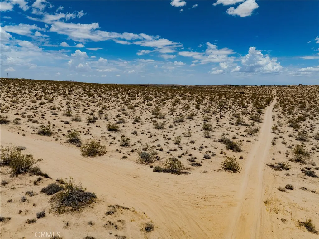 63840 Desert Lilly Road Joshua Tree, CA 92252 - Photo 6 of 34 a bathroom with a bathtub