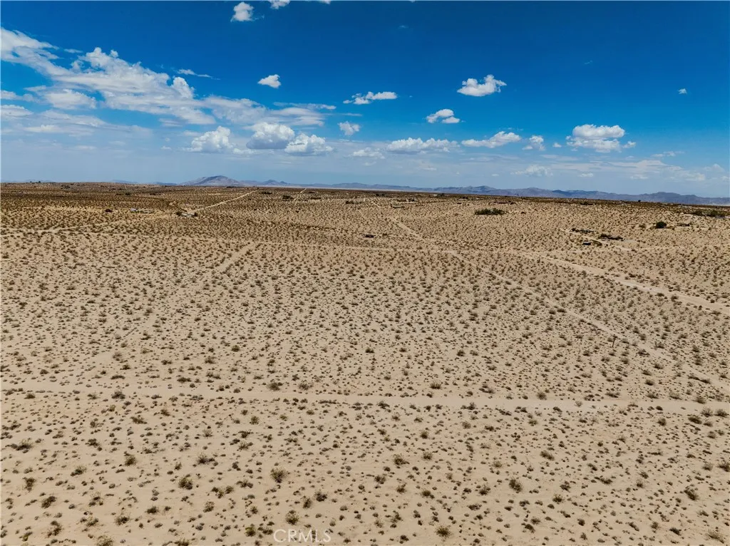 63840 Desert Lilly Road Joshua Tree, CA 92252 - Photo 7 of 34 a view of a pathway