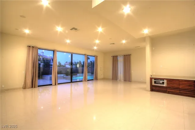 $7,000 | 7526 Yonie Court, Las Vegas, NV 89117