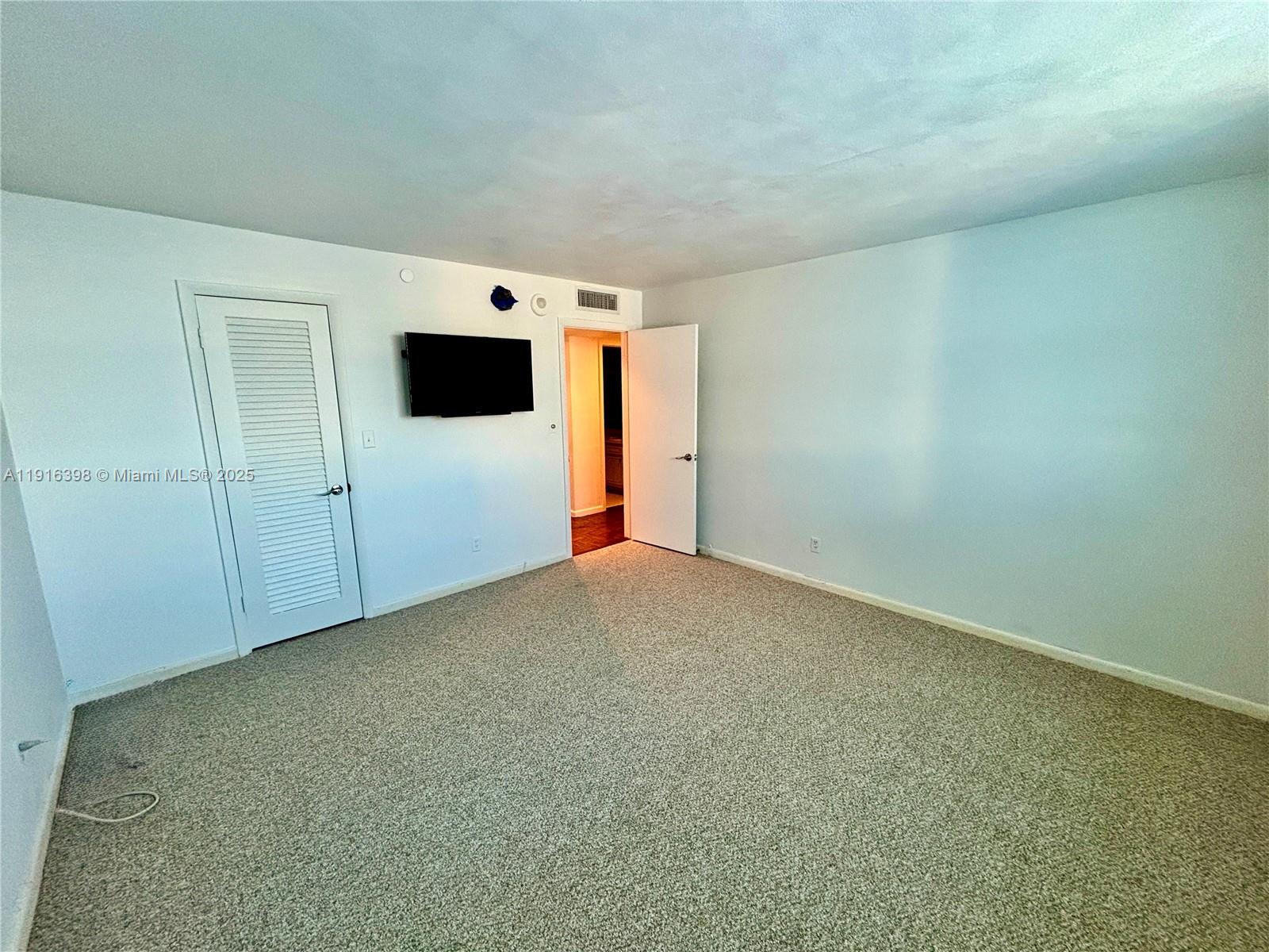 609 Ocean Drive, Unit 10H Key Biscayne, FL 33149 - Photo 19 of 21 a view of an empty room