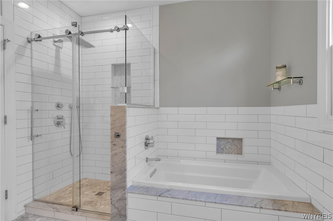 580 North Forest Road Amherst, NY 14221 - Photo 9 of 32 Primary Bath shower/tub