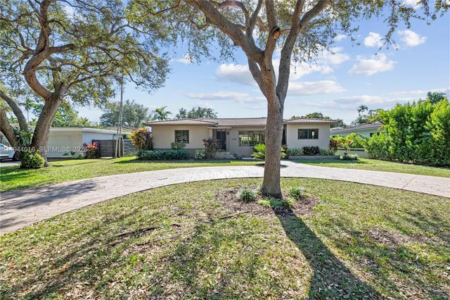 a view of a house with a yard