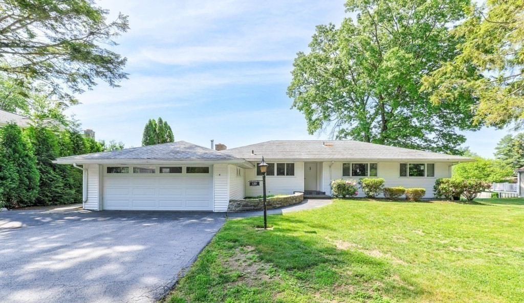 139 South Shore Road Webster, MA 01570 - Photo 5 of 41 Gallery Image 5