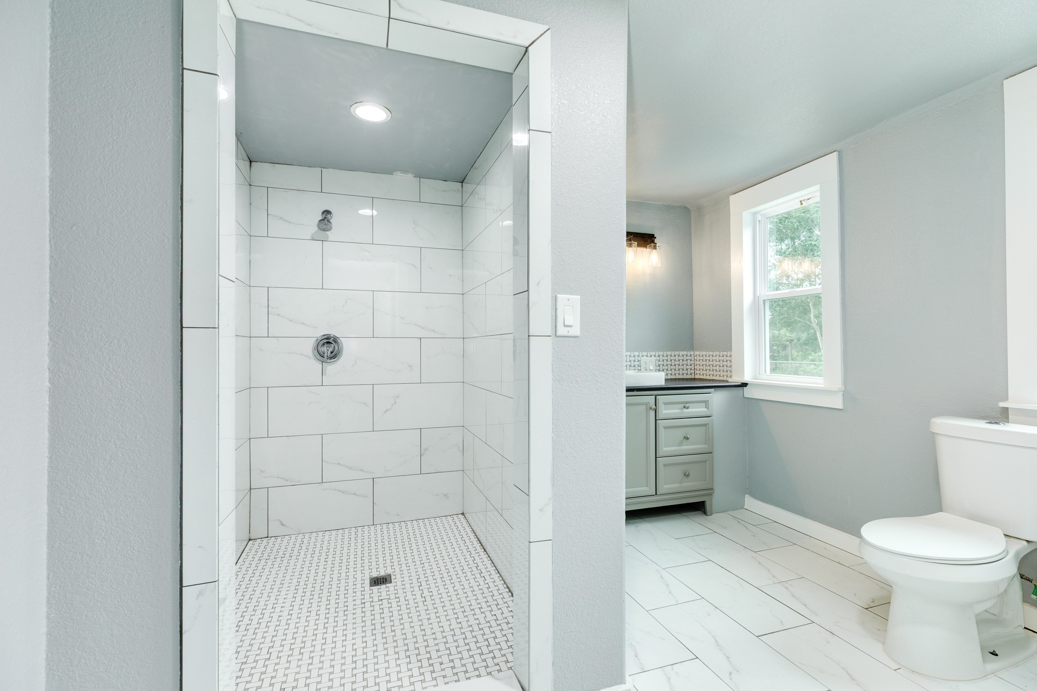 336 North Rockisland Street Angleton, TX 77515 - Photo 19 of 32 a bathroom with a toilet a sink and shower