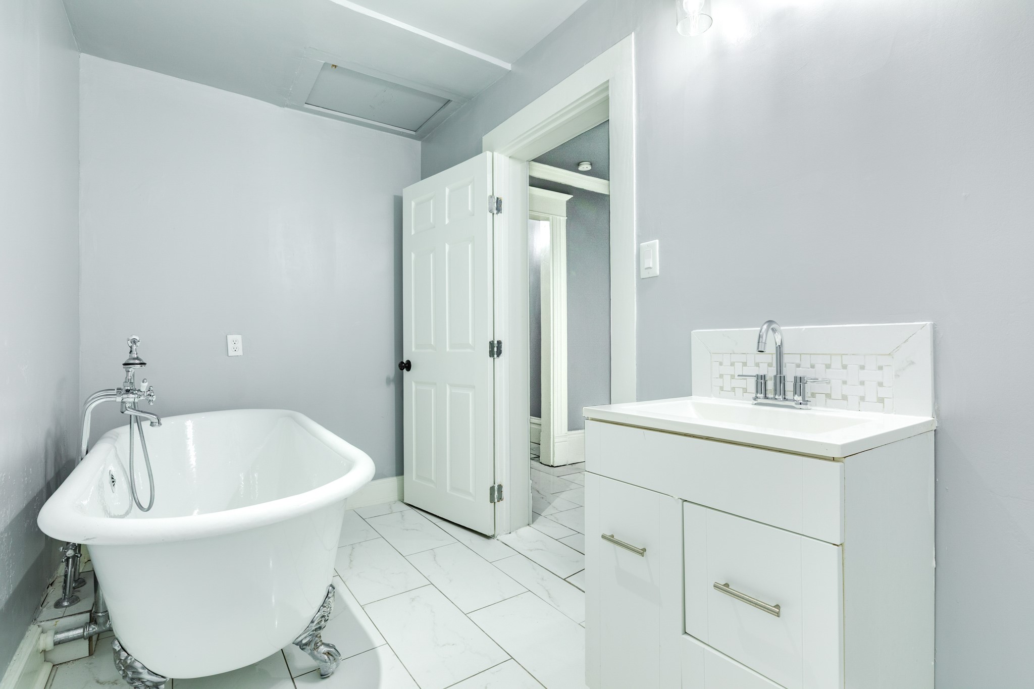 336 North Rockisland Street Angleton, TX 77515 - Photo 22 of 32 a bathroom with a bathtub and a sink