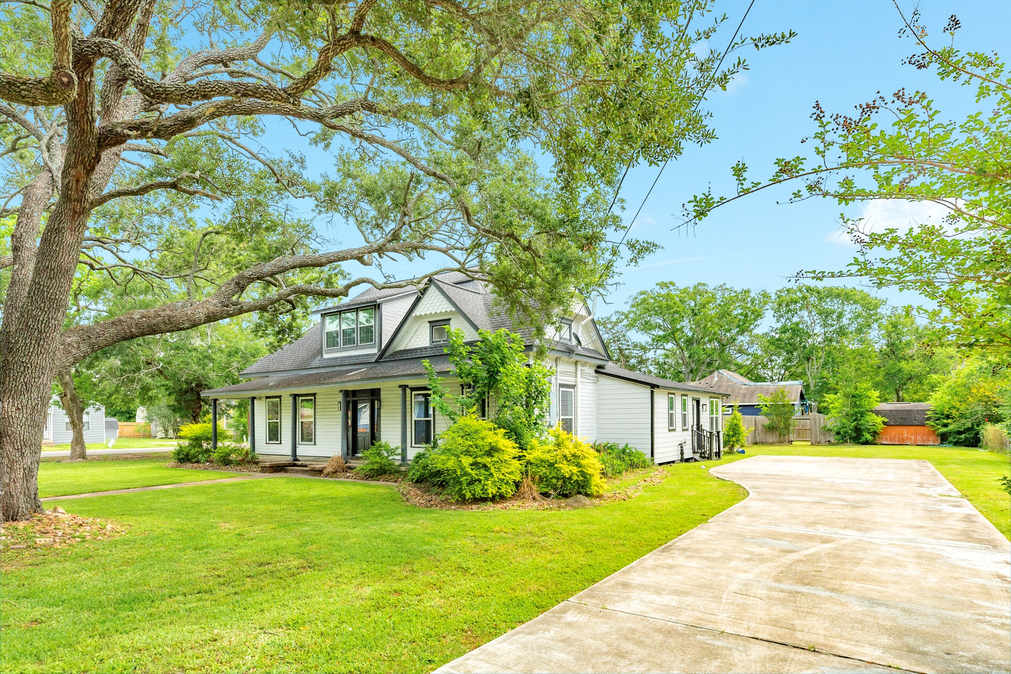 336 North Rockisland Street Angleton, TX 77515 - Photo 8 of 32 a front view of a house with a yard