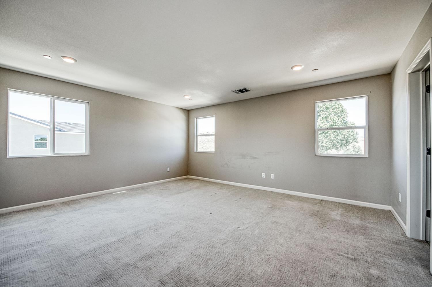 987 North Filbert Avenue Fresno, CA 93727 - Photo 21 of 38 primary bedroom