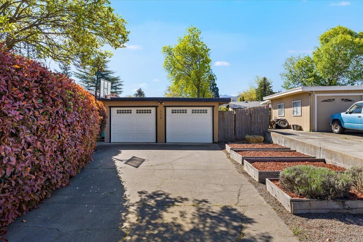 113 Houston Road Phoenix, OR 97535 - Photo 29 of 29 front view of a house with a yard