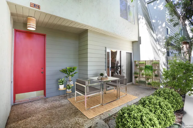 a view of a house with backyard and sitting area