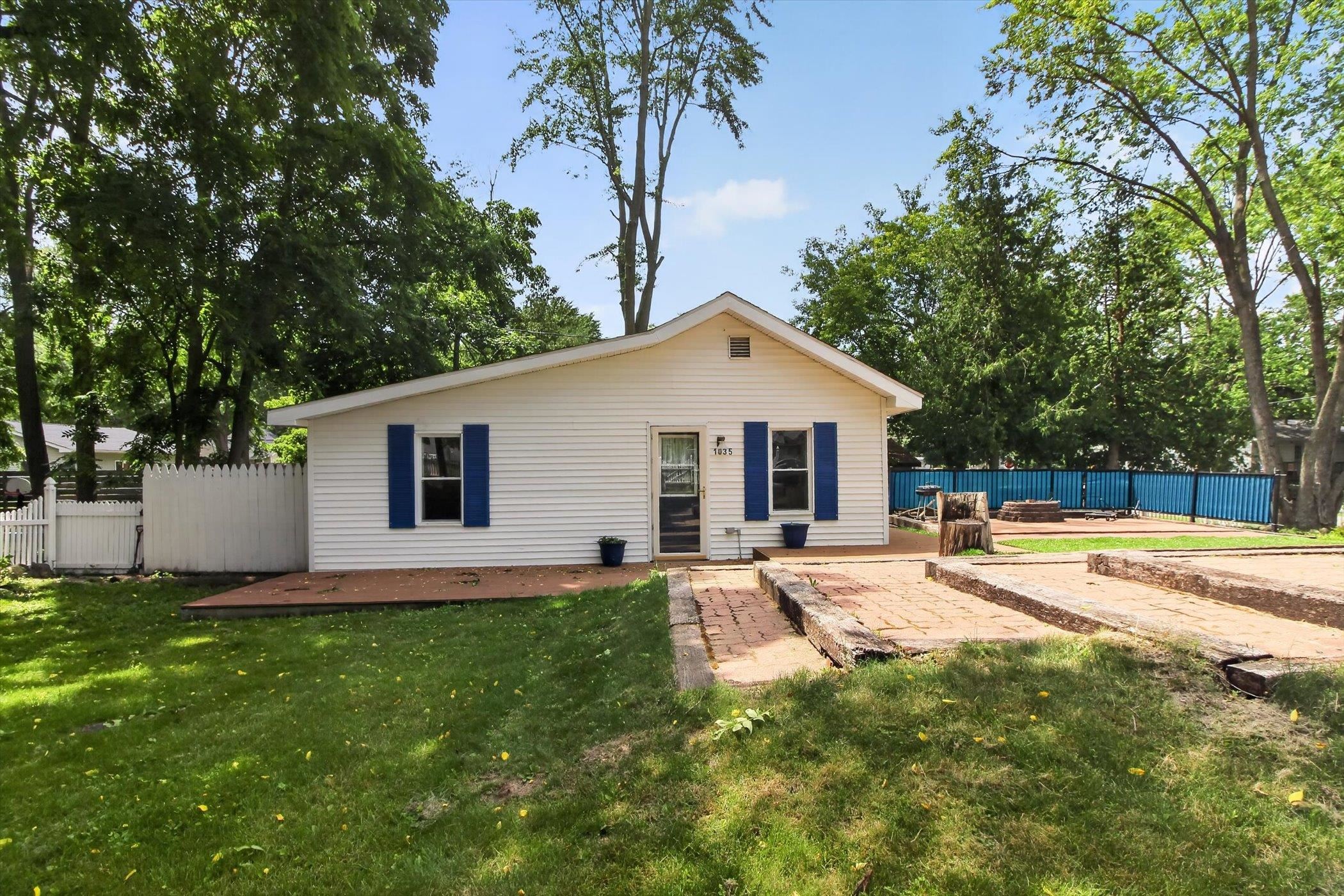 1035 Fairview Avenue Alma, MI 48801 - Photo 3 of 35 1947579-26377fe4-66ed-48ee-89a1-72c641e85dde.JPG