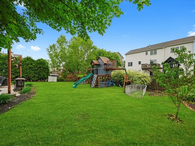 a view of a house with backyard