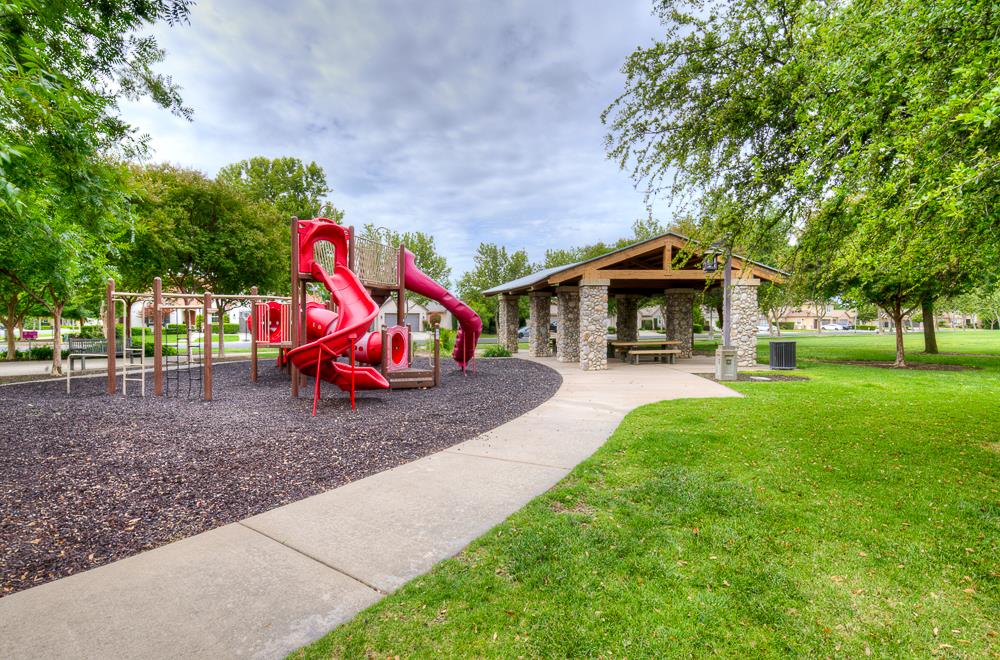 3235 Rall Avenue Clovis, CA 93619 - Photo 30 of 33 a view of outdoor space with garden and entertaining space