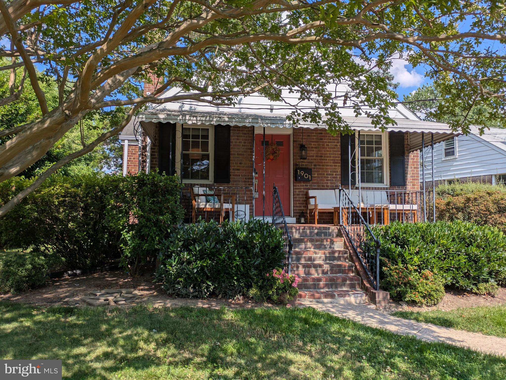 1901 Scroggins Road Alexandria, VA 22302 - Photo 3 of 34