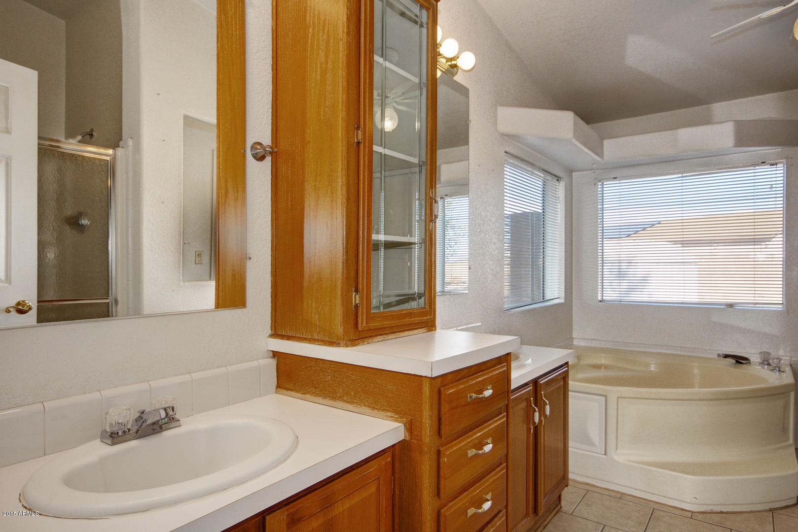 10408 West Hatfield Road Peoria, AZ 85383 - Photo 15 of 28 Master Bath with Garden Tub