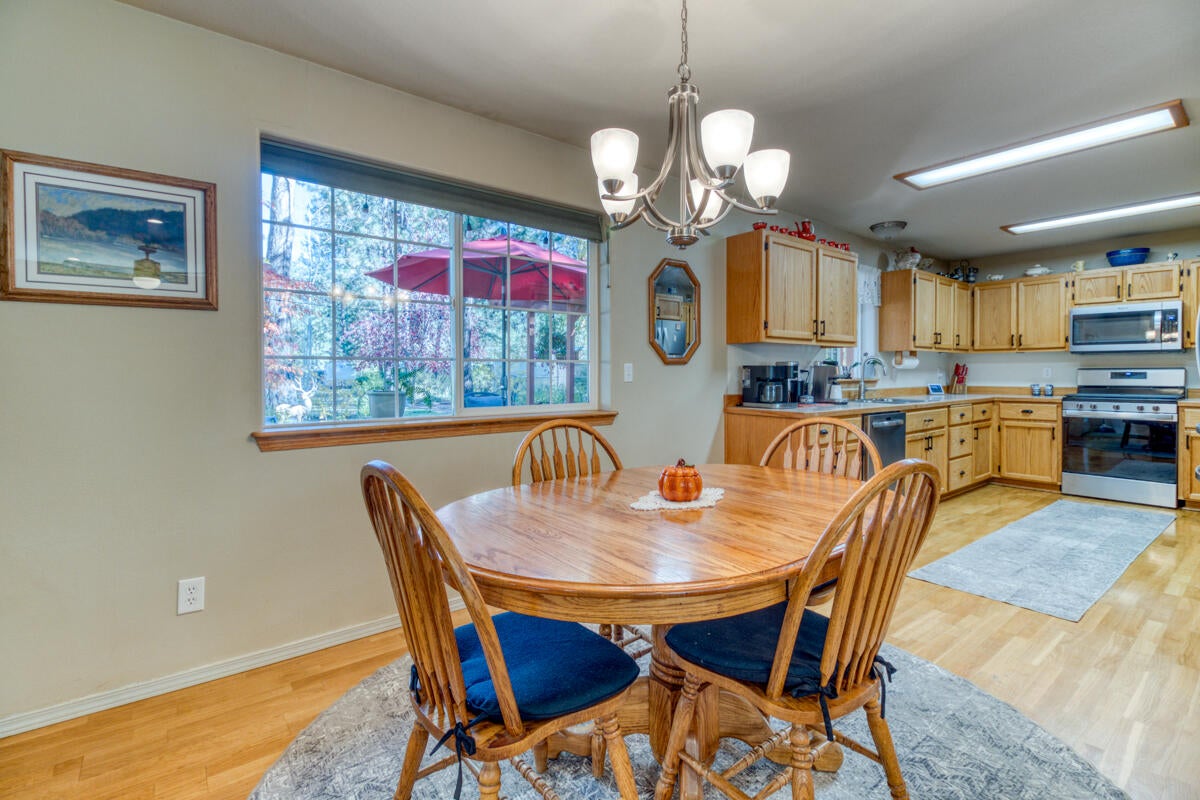 60452 Zuni Road Bend, OR 97702 - Photo 12 of 41 Dining