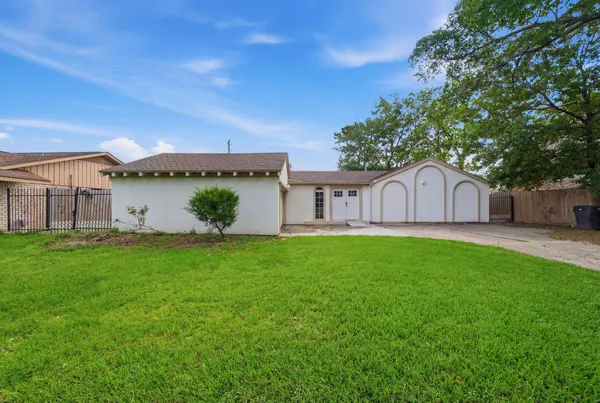 $2,900 | 7410 Antoine Drive, Houston, TX 77088