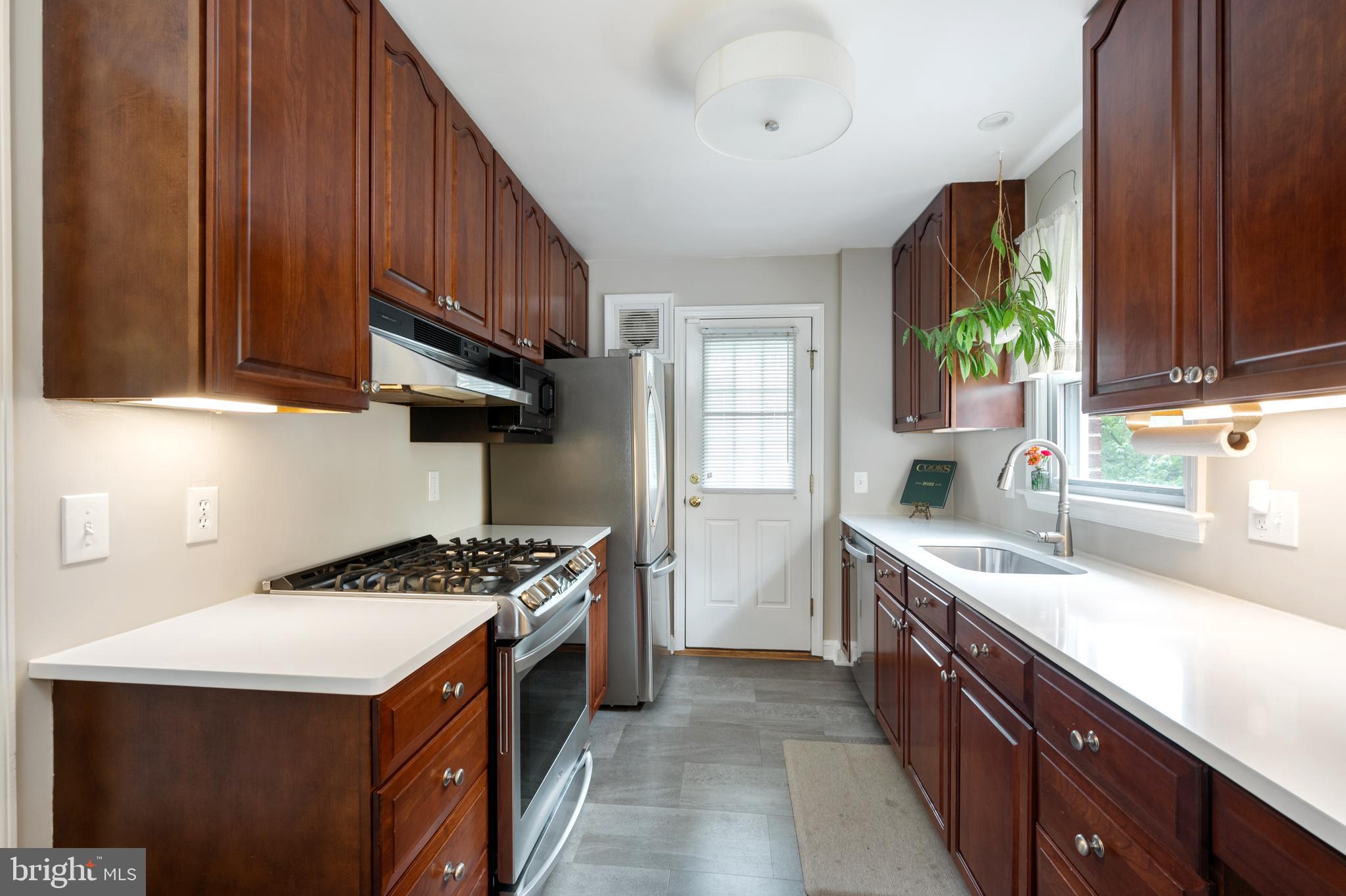 9605 Sutherland Road Silver Spring, MD 20901 - Photo 5 of 35