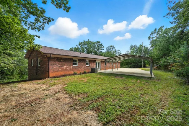 a view of a house with backyard