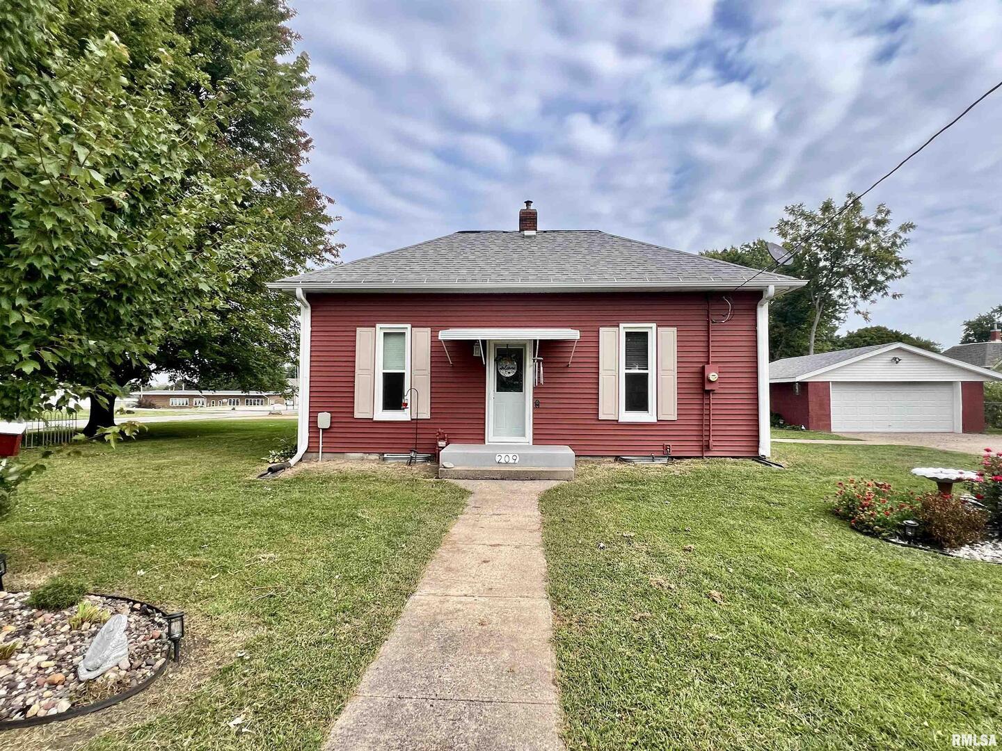 209 Northwest 6th Street Aledo, IL 61231 - Photo 3 of 28 a front view of a house with garden