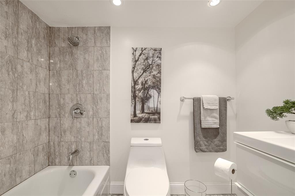 6100 Northwest 44th Street, Unit 307 Lauderhill, FL 33319 - Photo 19 of 54 a bathroom with a toilet a sink and bathtub