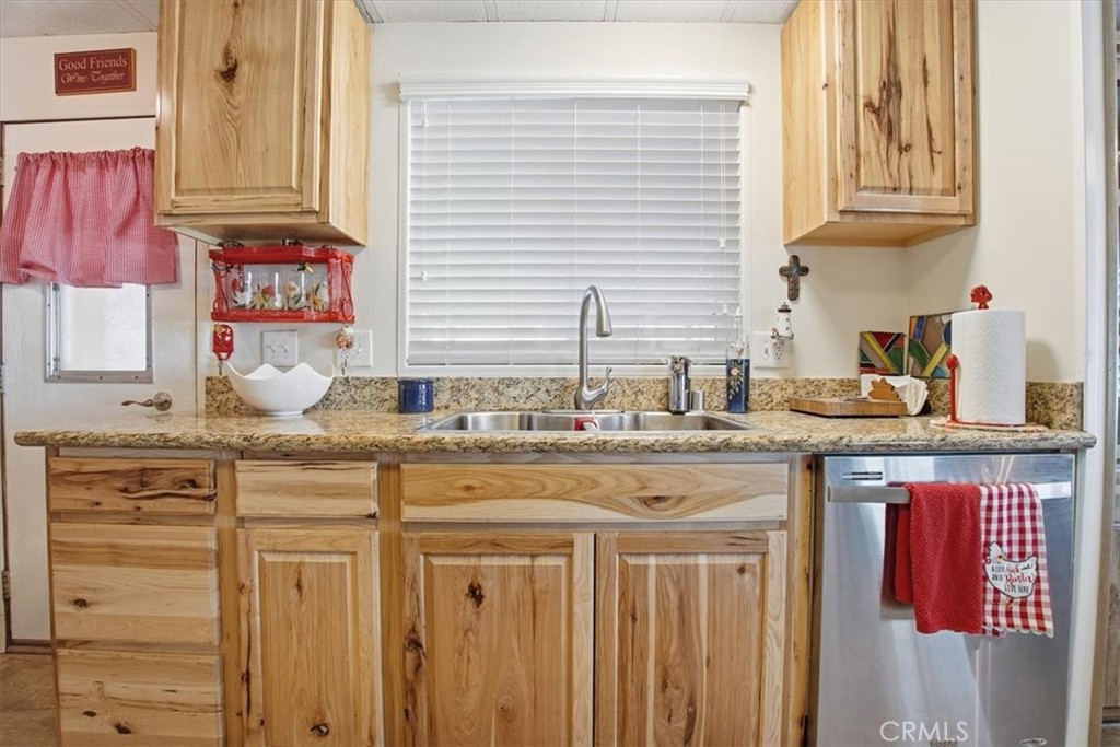 23456 Ottawa Road, Unit 92 Apple Valley, CA 92308 - Photo 12 of 38 Kitchen