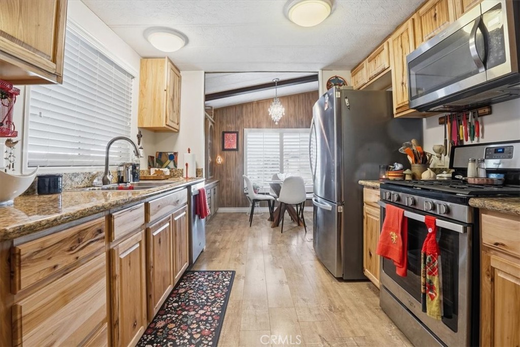 23456 Ottawa Road, Unit 92 Apple Valley, CA 92308 - Photo 15 of 38 Kitchen