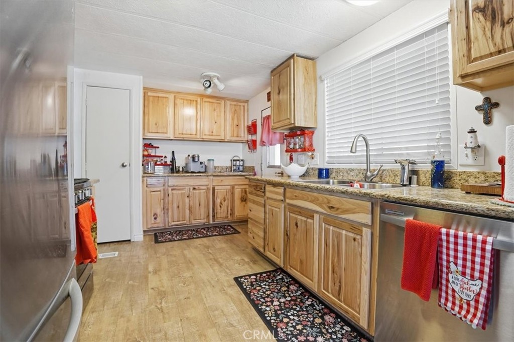 23456 Ottawa Road, Unit 92 Apple Valley, CA 92308 - Photo 17 of 38 Kitchen/Wet Bar/Pantry