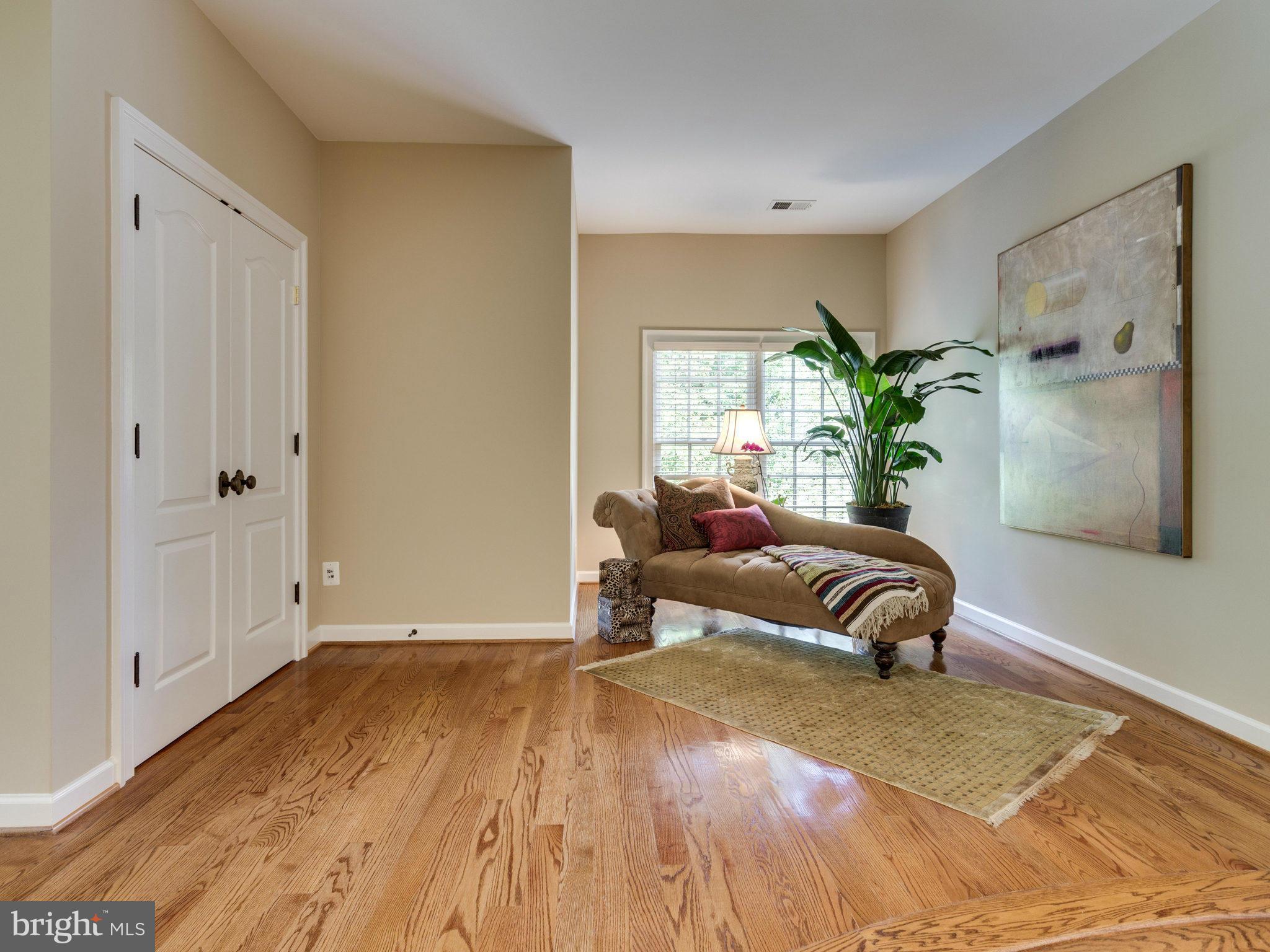 902 Georgetown Ridge Court McLean, VA 22102 - Photo 15 of 30 Lounge