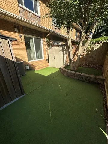 a view of a back yard