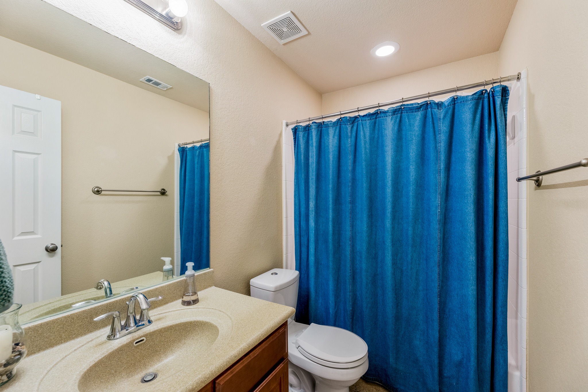 20804 Windmill Ridge Street Pflugerville, TX 78660 - Photo 29 of 40 The main floor full guest bath is located alongside the secondary bedrooms.