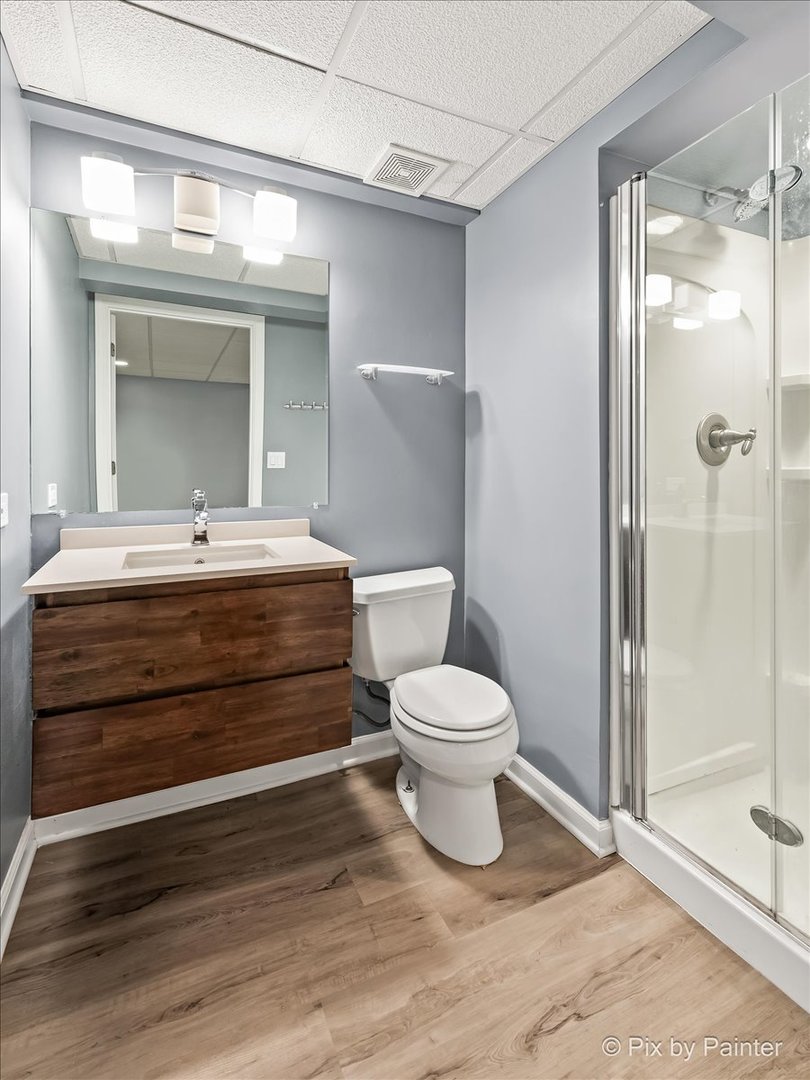 562 Boardman Circle Bolingbrook, IL 60440 - Photo 21 of 47 a bathroom with a toilet a sink and shower