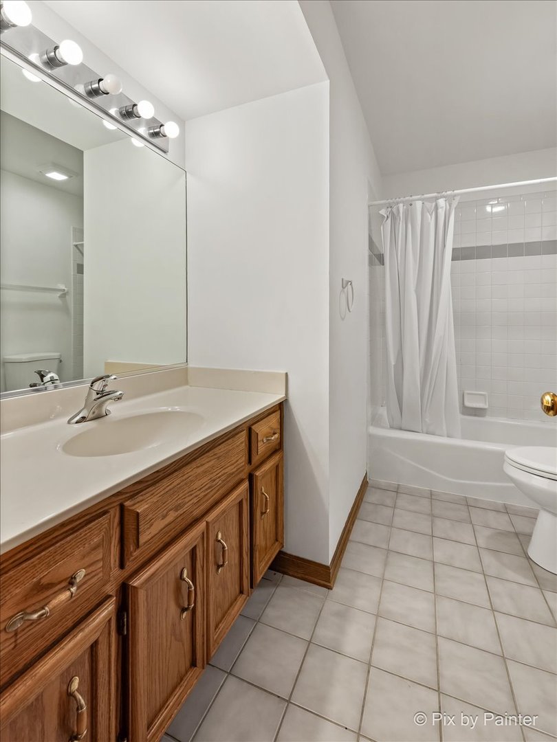 562 Boardman Circle Bolingbrook, IL 60440 - Photo 30 of 47 a bathroom with a sink a toilet and shower