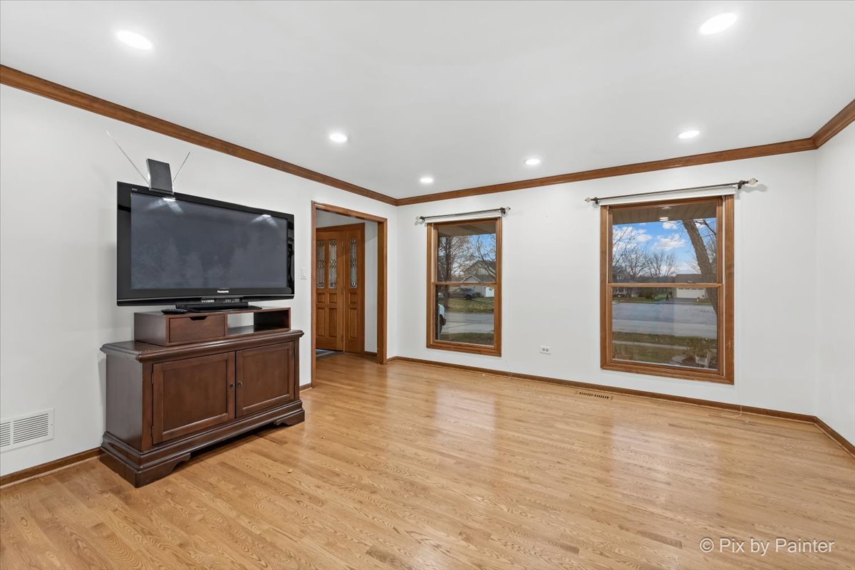 562 Boardman Circle Bolingbrook, IL 60440 - Photo 6 of 47 a living room with furniture and flat screen tv