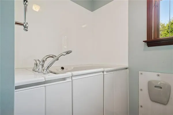 a view of livingroom with furniture