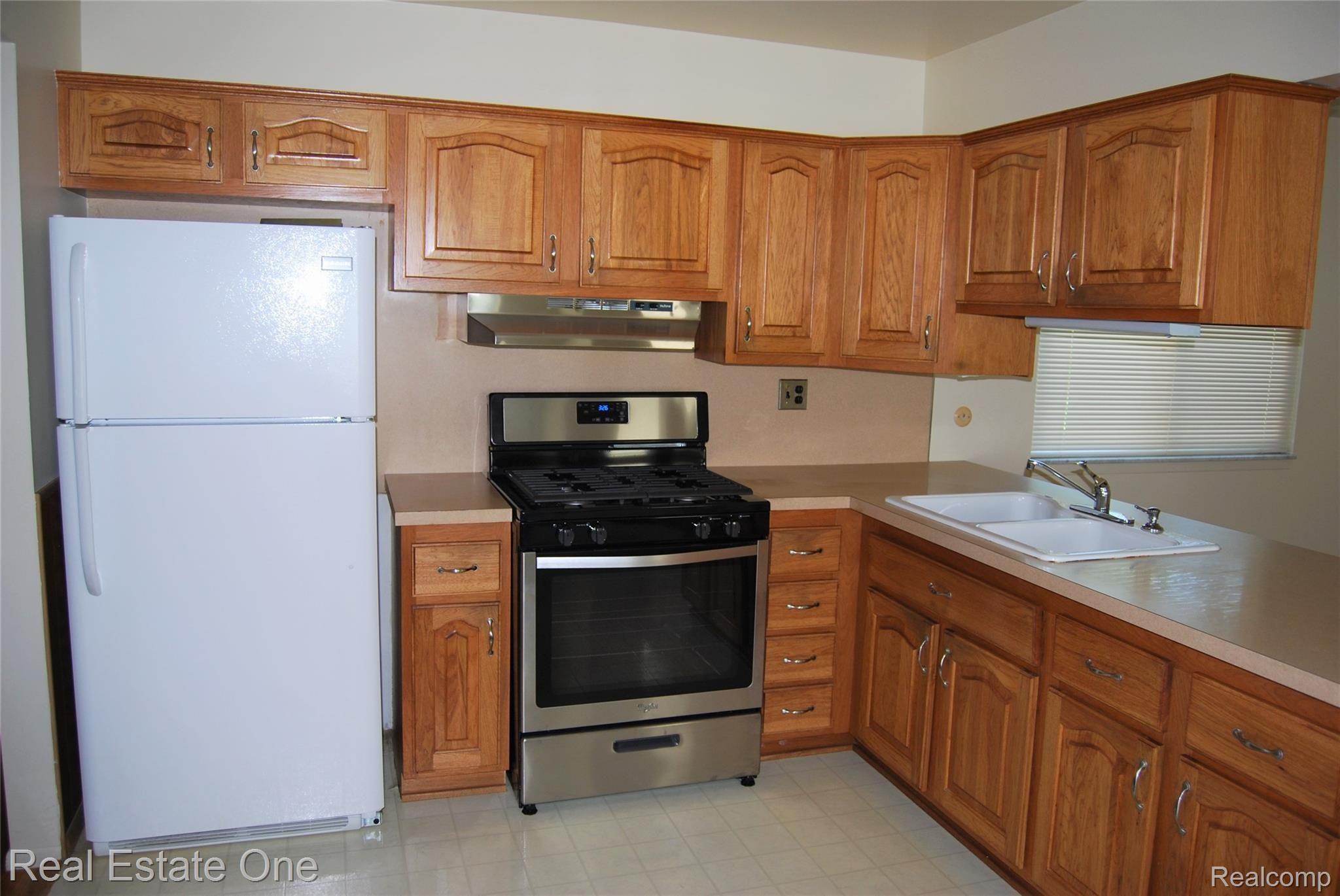 14306 Martin Road Warren, MI 48088 - Photo 7 of 20 BRAND NEW Stainless Stove & Range Hood