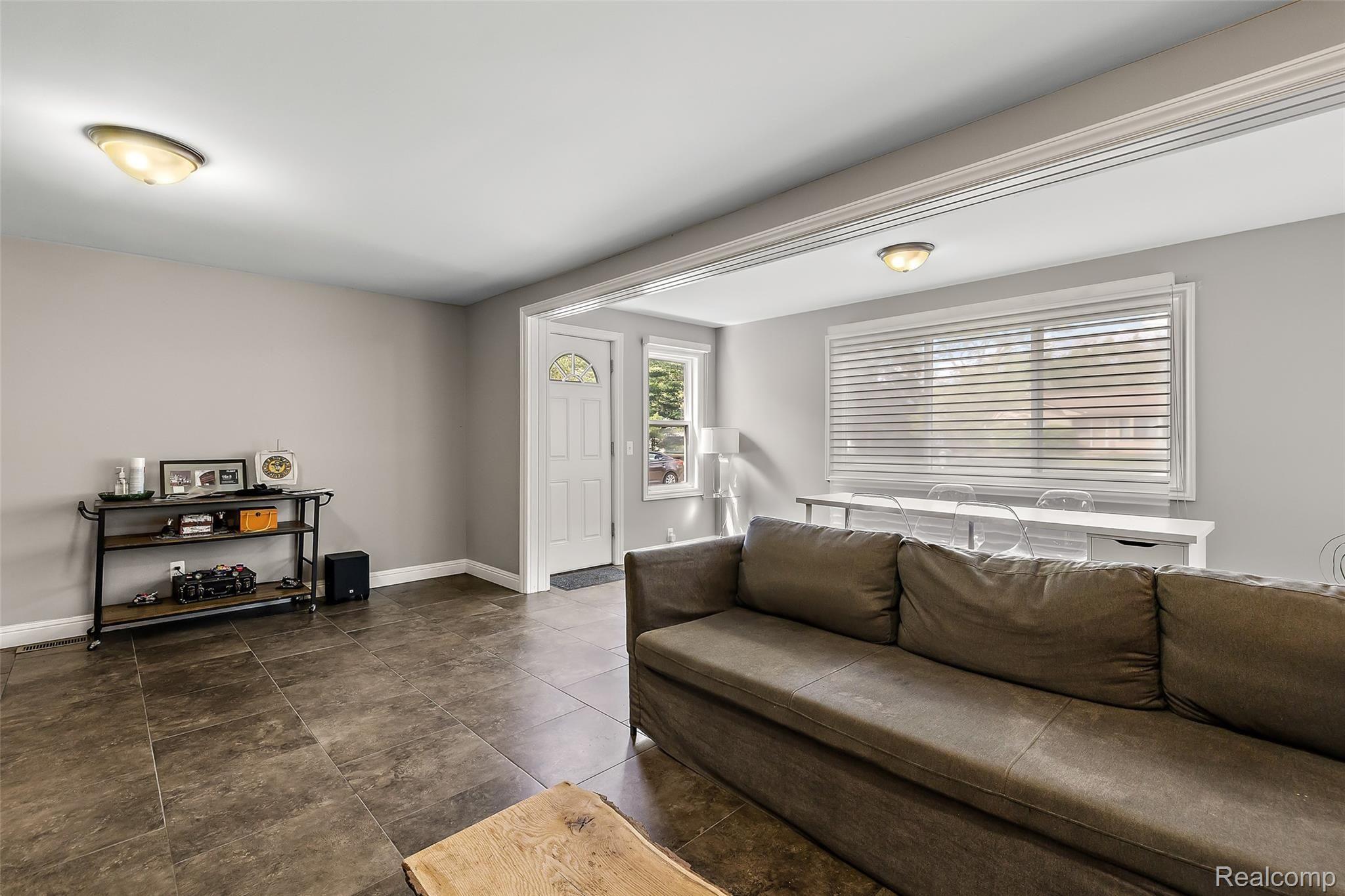 3327 Hessel Avenue Rochester, MI 48307 - Photo 10 of 36 3327 Hessel-16.jpg