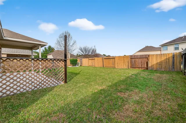 a view of a backyard