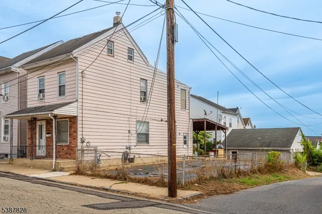 a view of a house front of house