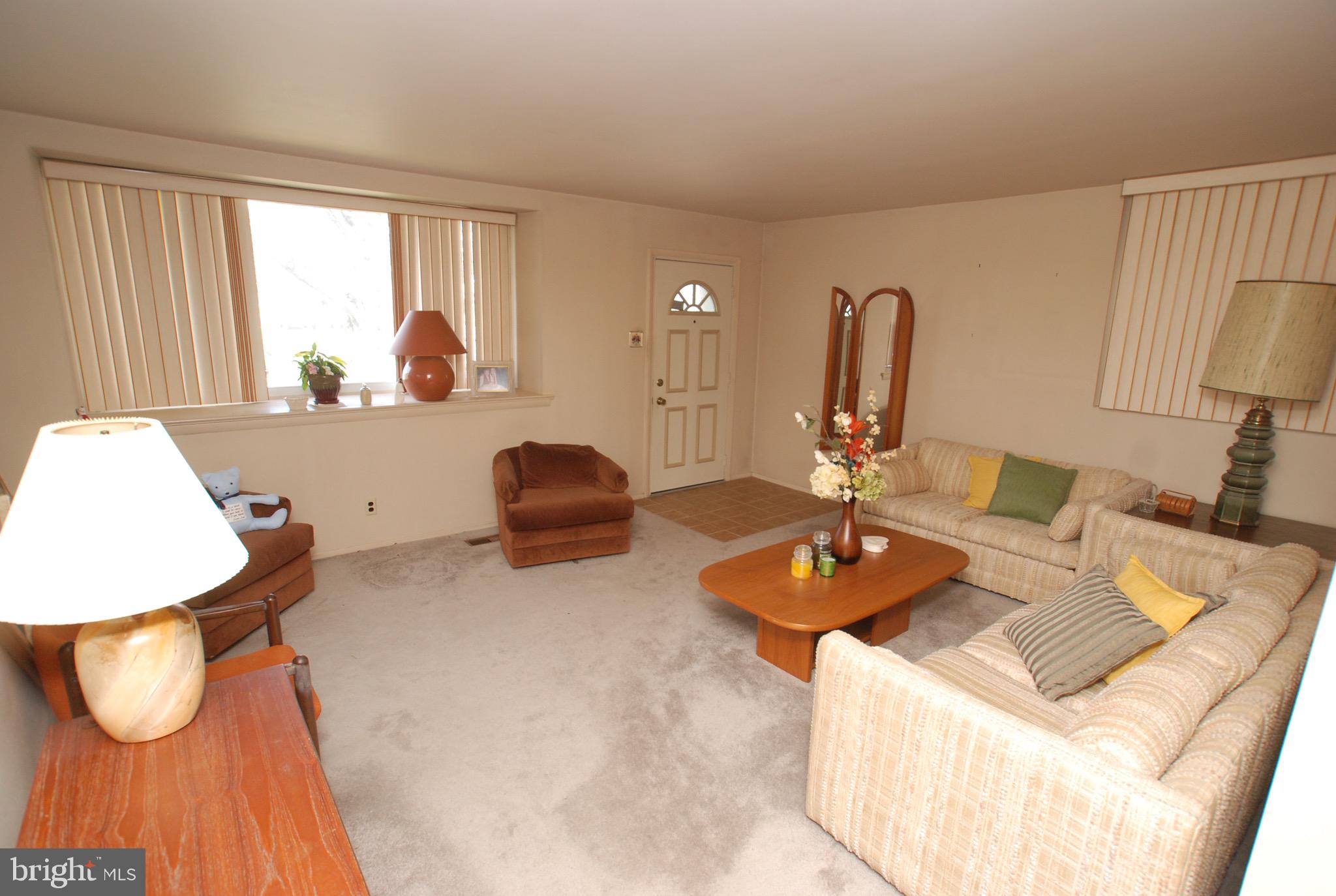 618 Colebrook Road Philadelphia, PA 19115 - Photo 7 of 26 Spacious living room with bay window