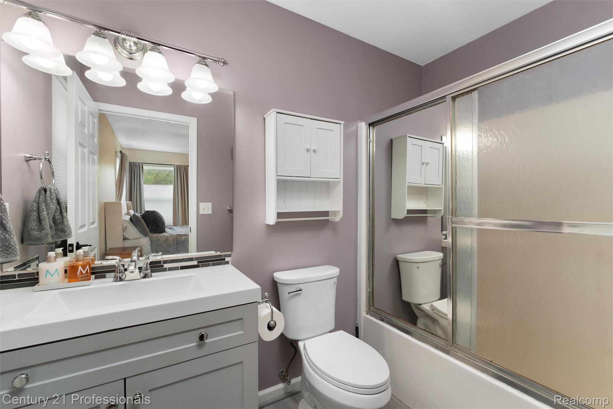 1203 Eason Road Waterford, MI 48328 - Photo 16 of 35 Private, primary suite bath