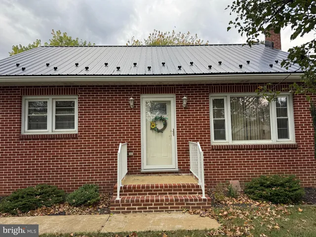 a view of a house with garage