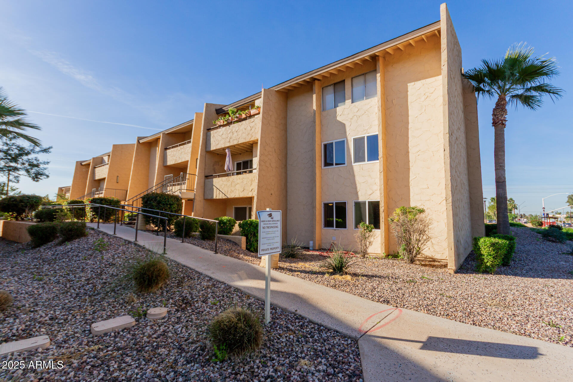 8055 East Thomas Road, Unit M101 Scottsdale, AZ 85251 - Photo 25 of 33 a view of a house with backyard and sitting area