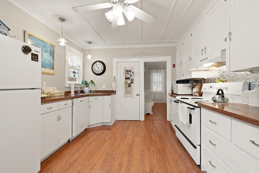 49 Chestnut Street Foxboro, MA 02035 - Photo 7 of 40