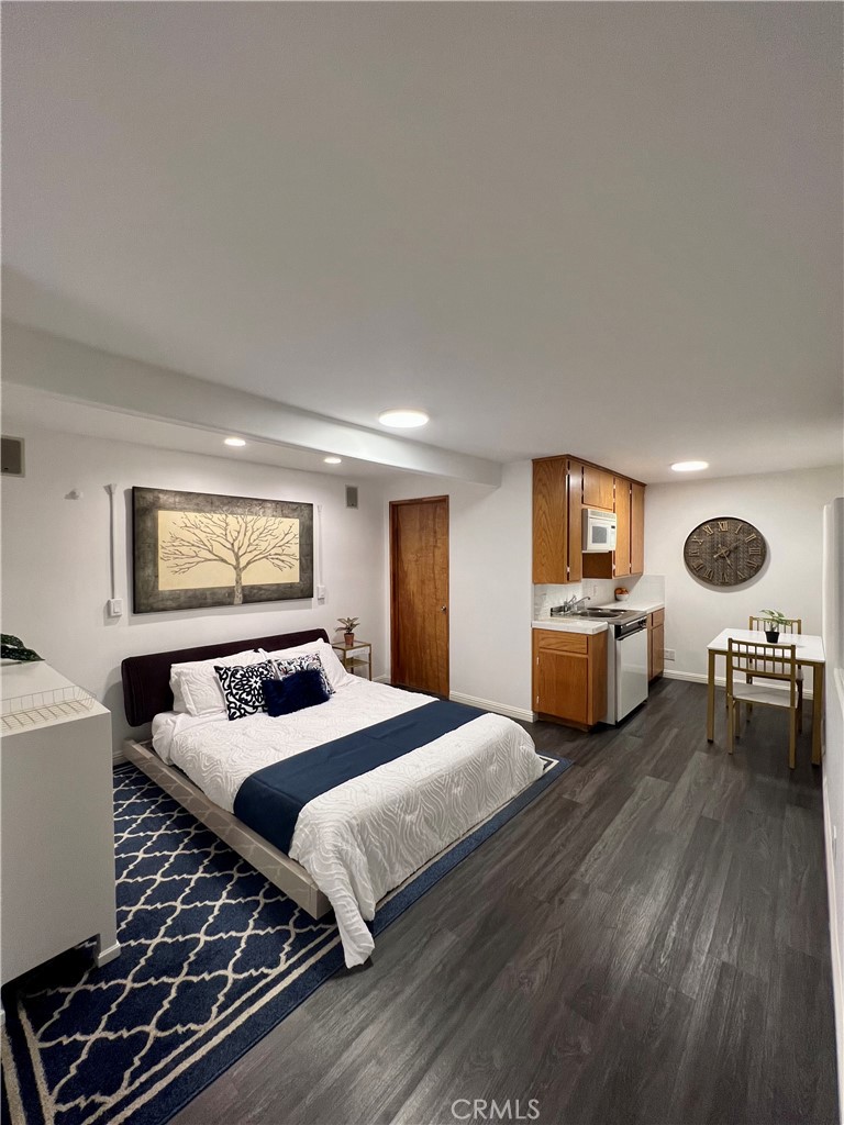 12 Coach Road Rancho Palos Verdes, CA 90275 - Photo 2 of 26 a bedroom with a bed and a chandelier