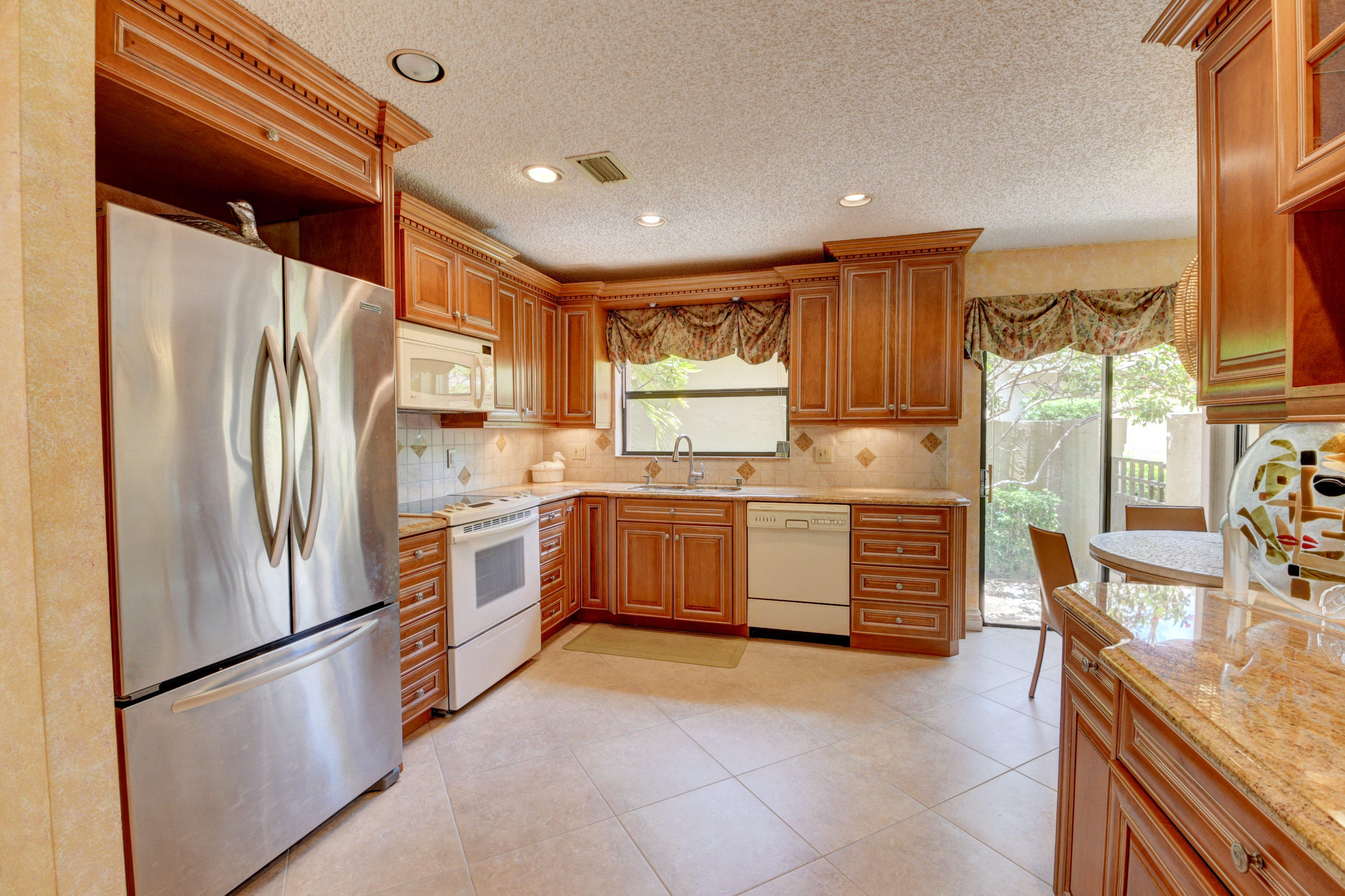 17525 Vía Capri Boca Raton, FL 33496 - Photo 7 of 31 Kitchen