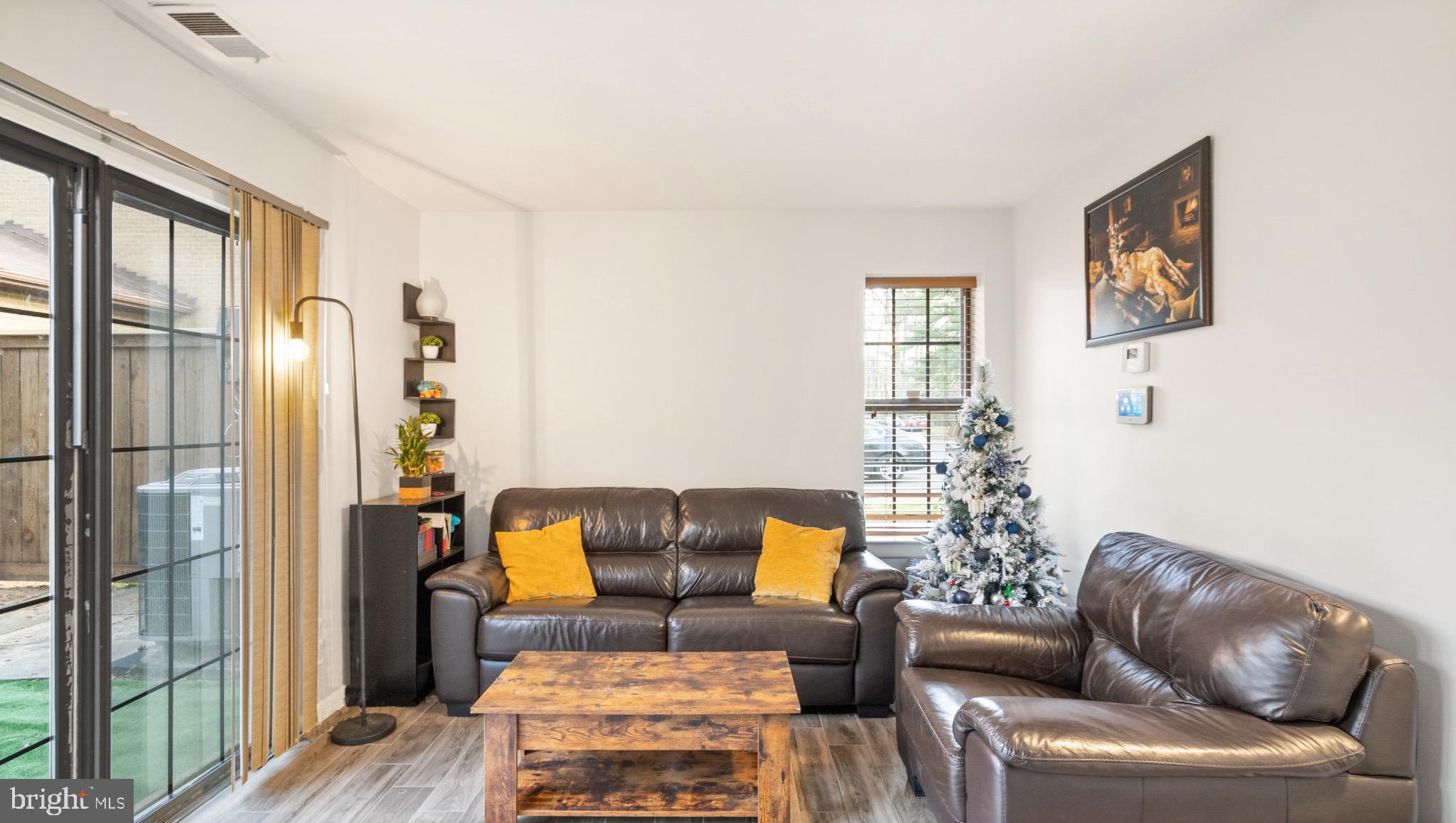 2017 Headlands Circle Reston, VA 20191 - Photo 23 of 28 Cozy living space