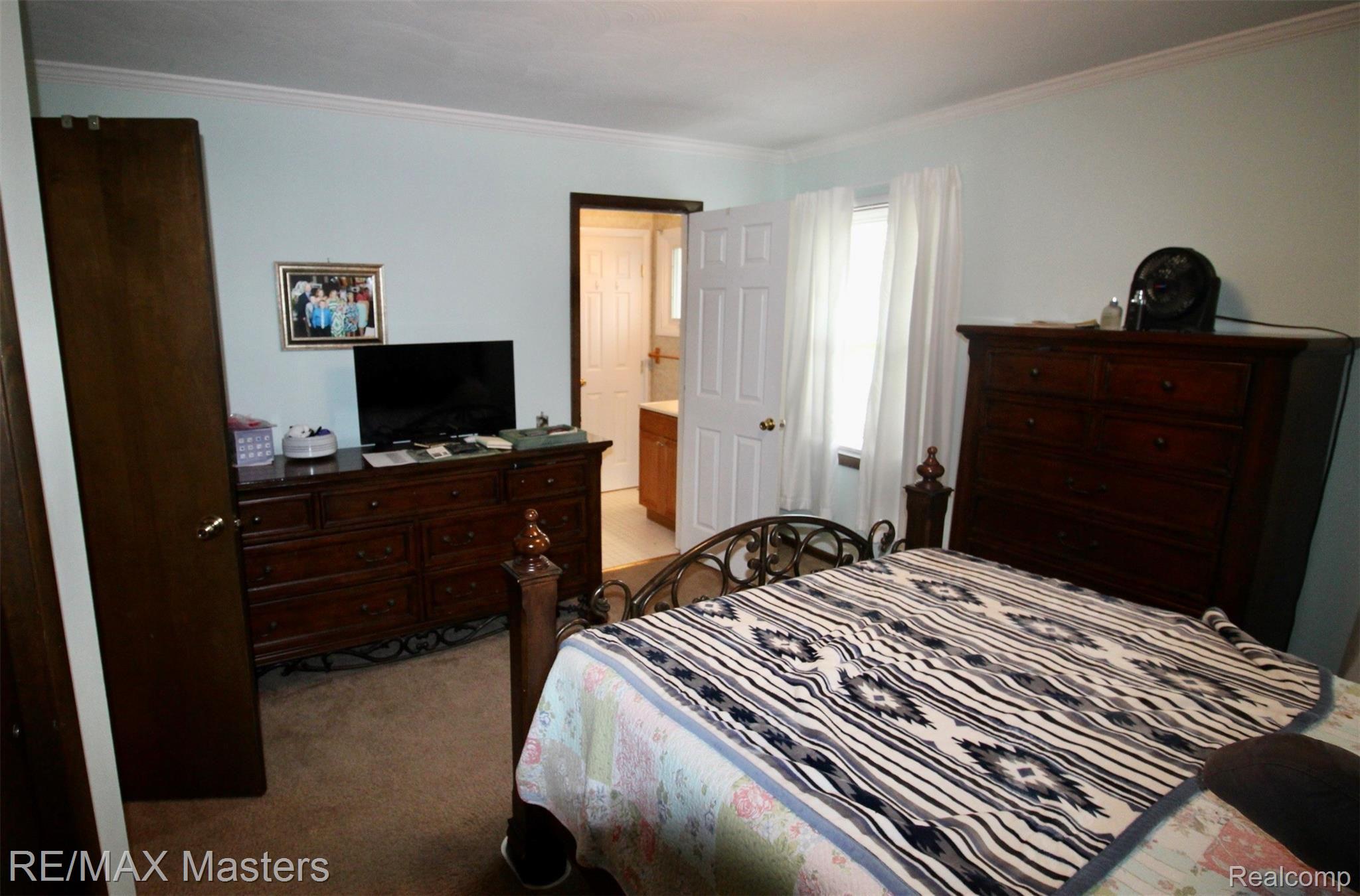 545 Ruff Drive Monroe, MI 48162 - Photo 6 of 27 1st bedroom also has direct access to full bath.