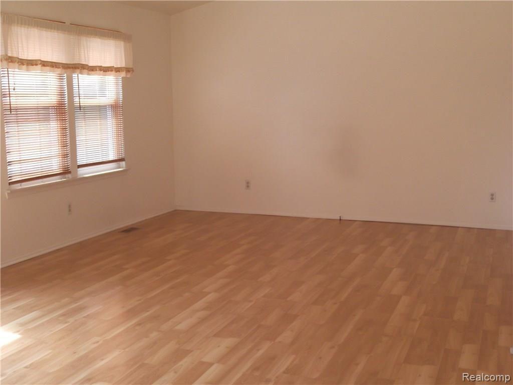 368 Dalton Drive Rochester, MI 48307 - Photo 15 of 25 Large Living room