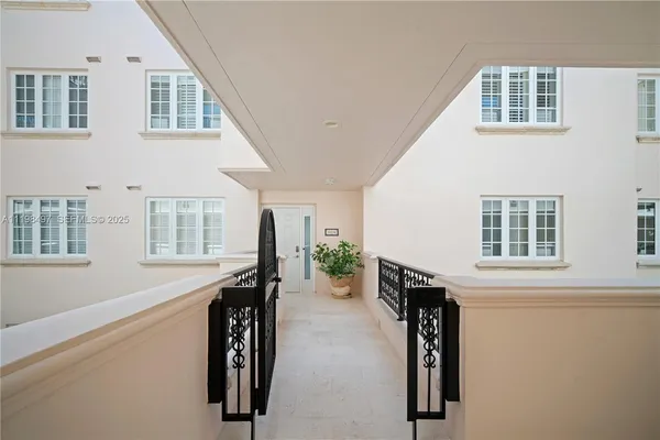 a view of entryway with livingroom
